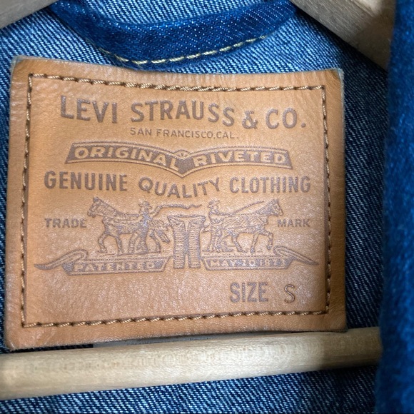 Levi’s Denim Trucker Jean Jacket - Picture 13 of 13